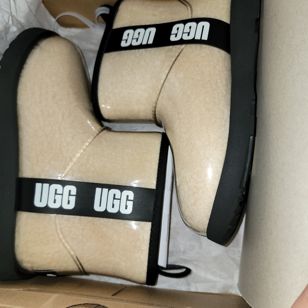Girl ugg boots new on box